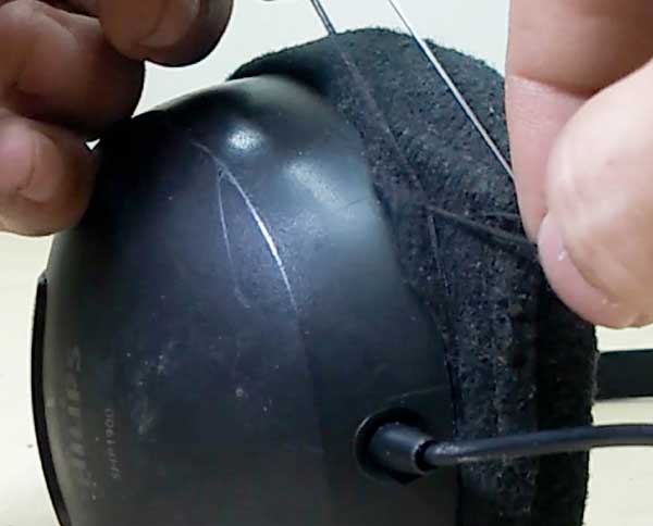 Cara memasang busa headphone