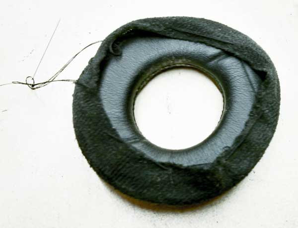 Bagian padding atau Cushion headphone sobek dengan benang