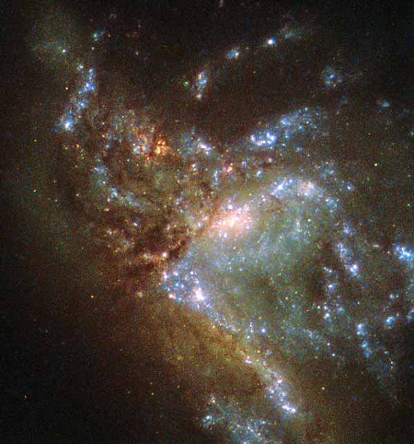 Galaksi NGC 6052 ini bukan satu tapi dua