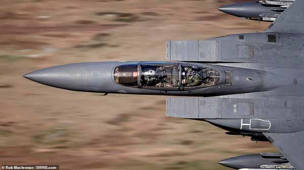 Fotografer Rob tepat mengabadikan pesawat jet F15 ketika