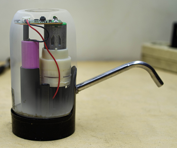 Isi bagian dalam pompa air galon elektrik baterai