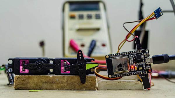 Mengunakan dual servo untuk smart windows