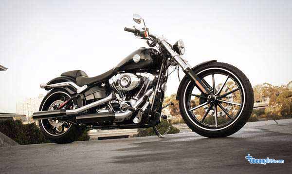 Harley Davidson Breakout motor gede