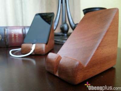 sandaran smartphone dari kayu bekas