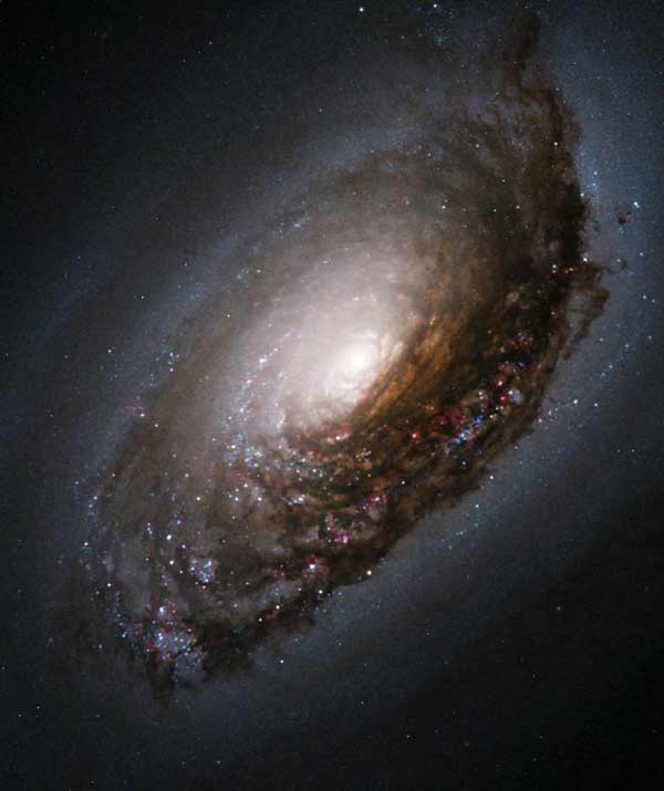 Galaksi Black Eye Messier 64 yang aneh muncul bintang berwarna biru di tepi