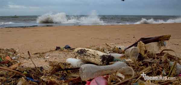 Sampah plastik yang tersisa ada di lautan